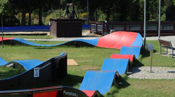 Albastră și roșie Pumptrack modulară în Zabrze