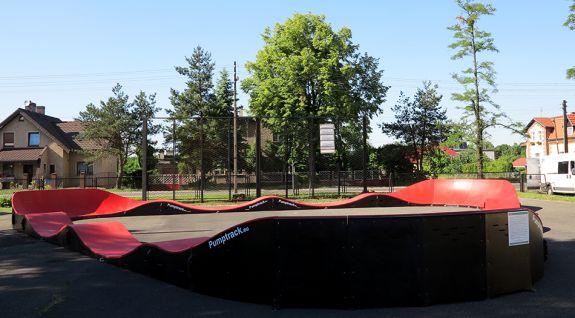 Portable pump track at a bicycle party