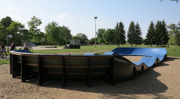 Un loc de joacă pentru biciclete sau pumptrack