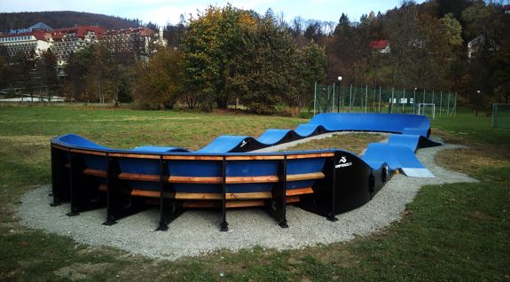 Traseul Pumptrack la bordul lung