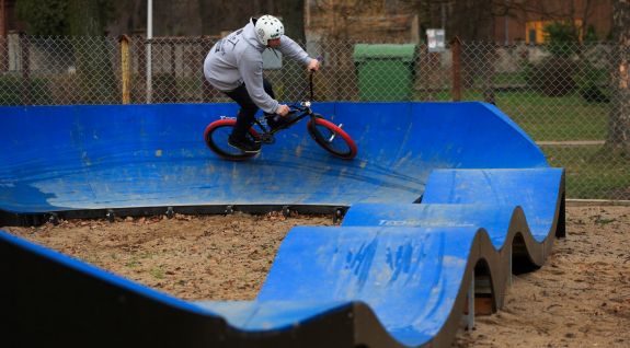 Et sykkelstativ kalt pumptrack tilpasset longboard