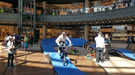 et sykkelstativ kalt pumptrack laget av moduler - Lublin (PL)