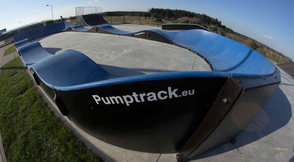 et sykkelstativ kalt pumptrack laget av moduler