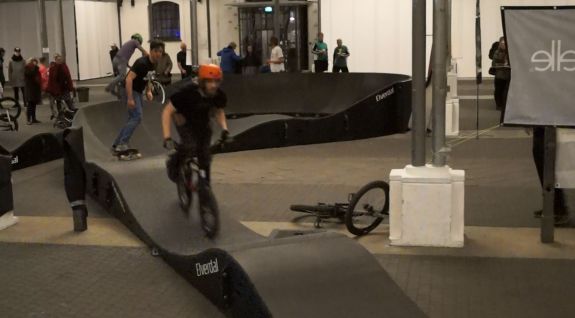 et sykkelstativ kalt pumptrack laget av moduler