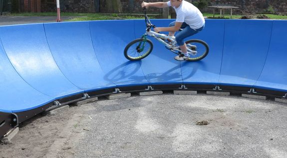 Pumptrack - attraksjon i en ungdomsarrangement - Boleszkowice (PL)