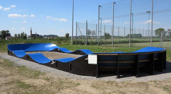 En kompositt pumptrack tilpasset hver bruker