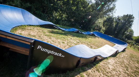 Composiet pumptrack aangepast voor elke gebruiker