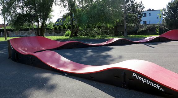 En cykel lekplats eller en komposit pumptrack