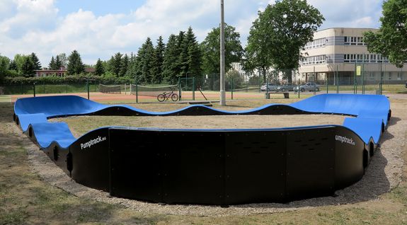 Portable pump track at a bicycle party