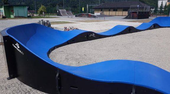 Pumptrack fietspad gemaakt van modules