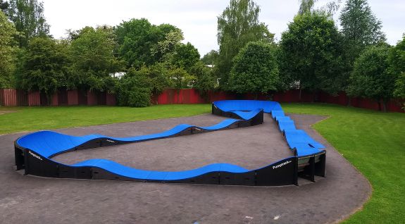 Een fietsparkeerterrein of een samengesteld pumptrack