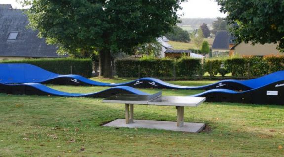 Een fietsparkeerterrein of een samengesteld pumptrack