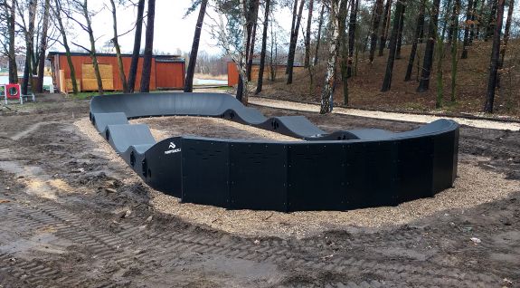 Pumptrack fietspad gemaakt van modules