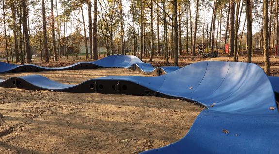 Pumptrack fietspad gemaakt van modules