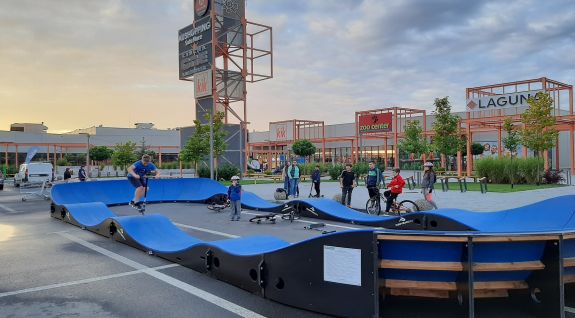 Mobile cycle track