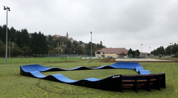 Μια παιδική χαρά ποδηλάτου ή ένα σύνθετο pumptrack