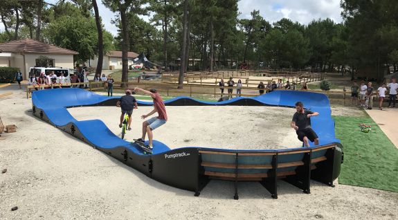 Niebieski pumptrack modułowy w Montalivet (Francja)