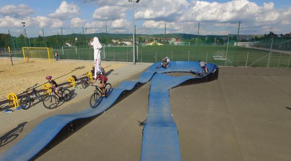 Pumptrack - cyklistické sportoviště v Dukli
