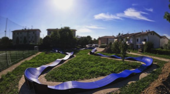 Pumptrack wykonany w technologii modułów