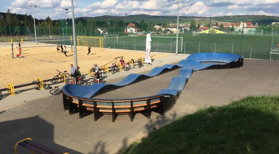 widok z prawego boku na pumptrack modułowy w Dukli