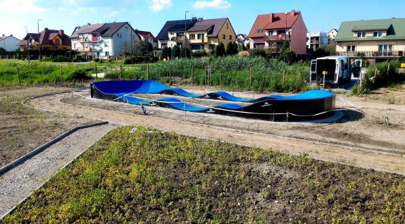 Tor rowerowy typu pumptrack wykonany z modułów