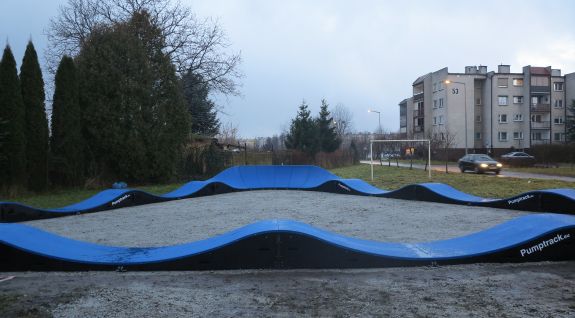 Tor typu pumptrack w parku w miejscowości Rogoźno