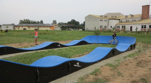 Tor rowerowy typu pumptrack wykonany z modułów