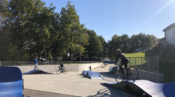 Μια παιδική χαρά ποδηλάτου ή ένα σύνθετο pumptrack